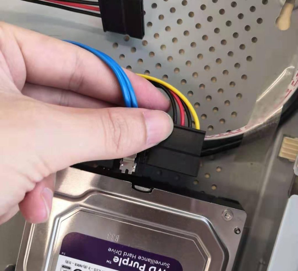 Bước 5: Kết nối nguồn cho HDD