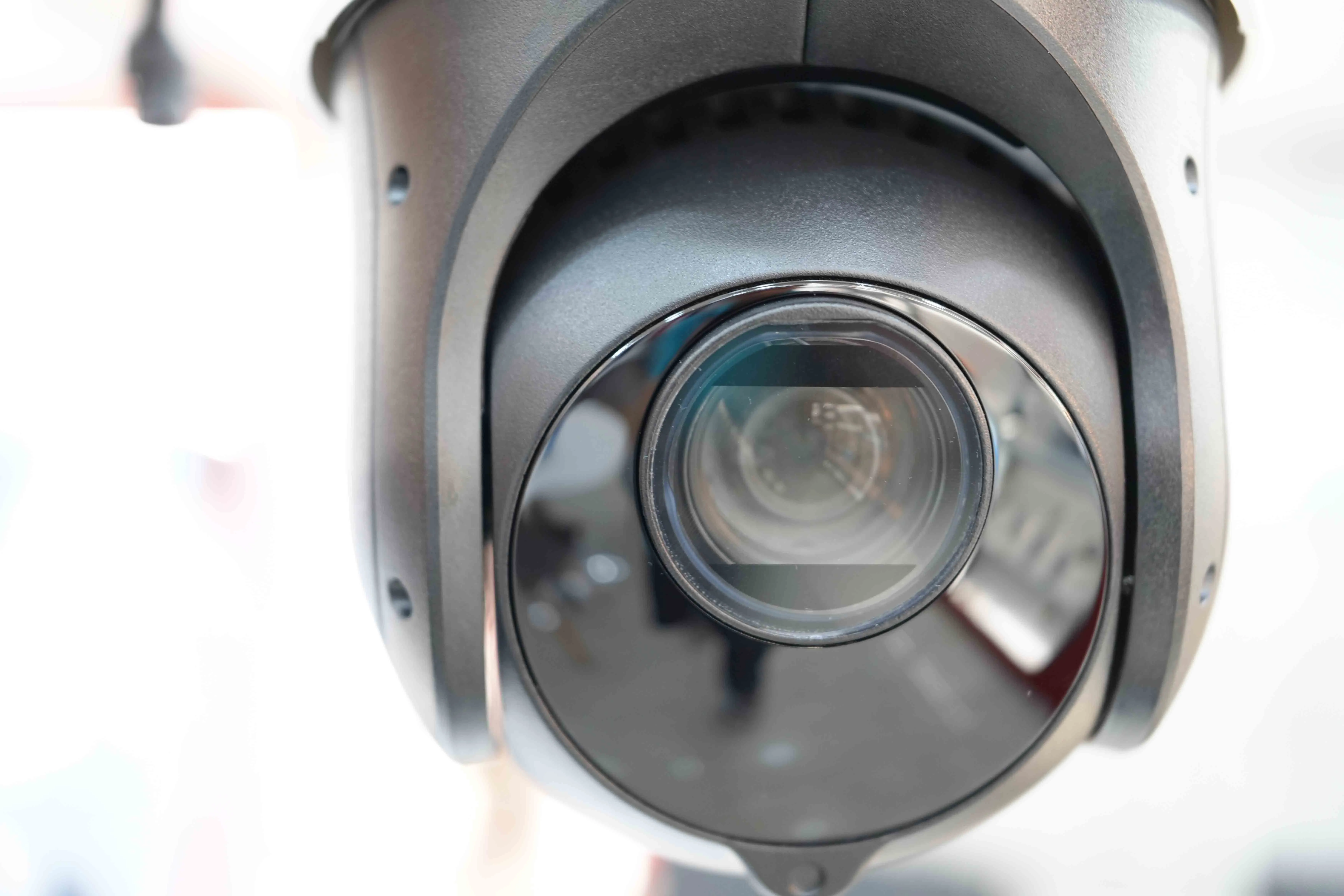 Cụm PTZ phía dưới xoay 360 độ, bao quát toàn cảnh và bám theo người, xe trong mô hình camera Hikvision an toàn