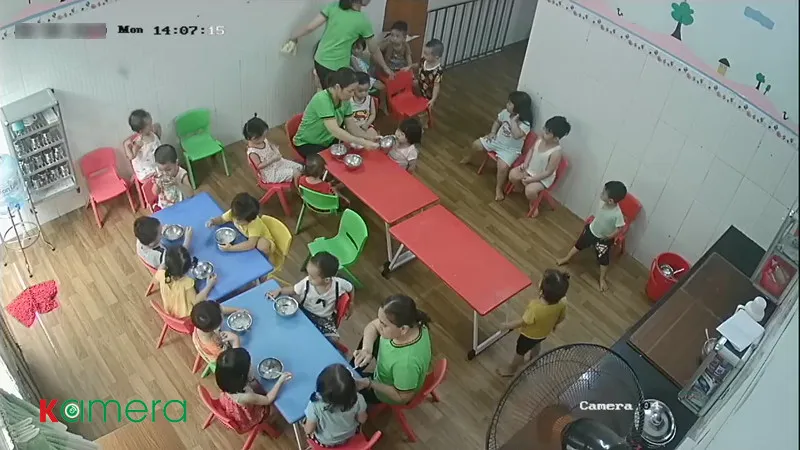 Hình ảnh thực tế hành lang trường học từ hệ thống camera Hikvision