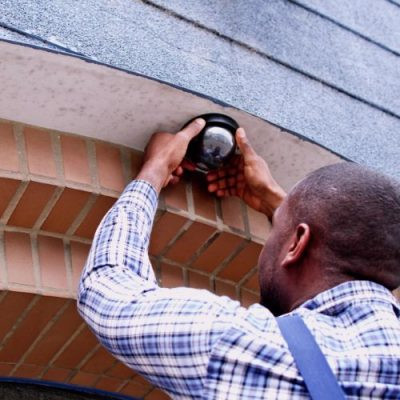 Kỹ thuật viên lắp đặt camera Hikvision, minh họa quy trình thi công gọn gàng áp dụng cho siêu thị và khu dân cư