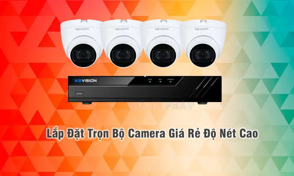 kỹ thuật viên lắp đặt camera trên trần nhà xưởng theo tiêu chuẩn Hikvision