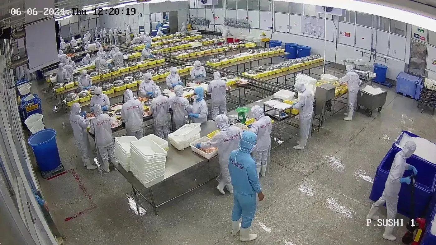 Lối đi và khu vực kho nhà máy thủy sản lắp camera ColorVu chống ẩm mặn