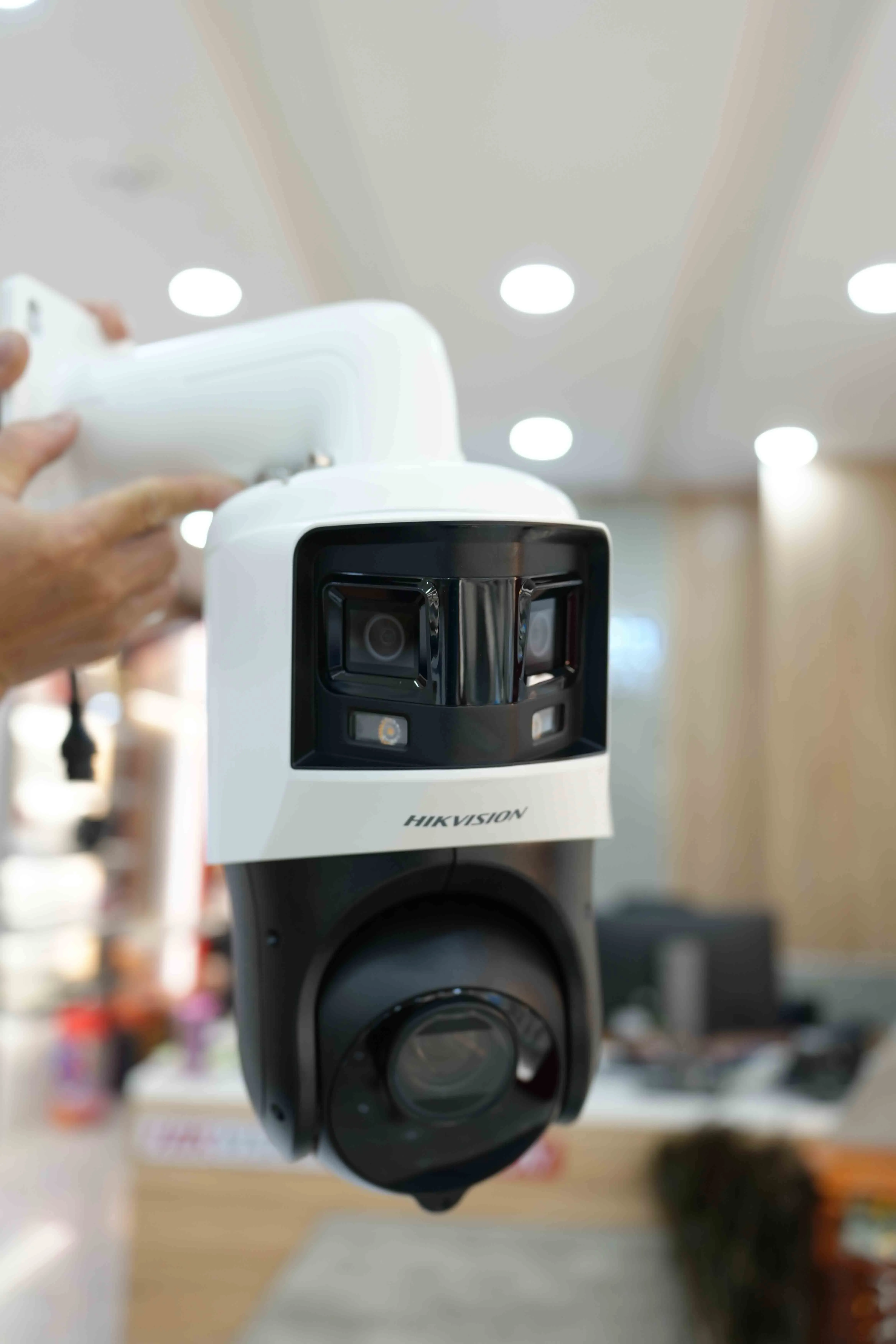 Thiết kế thân gồ chắc chắn, chuẩn IP66 chống nước bụi, chống sét 6kV cho hệ thống camera Hikvision an toàn ngoài trời