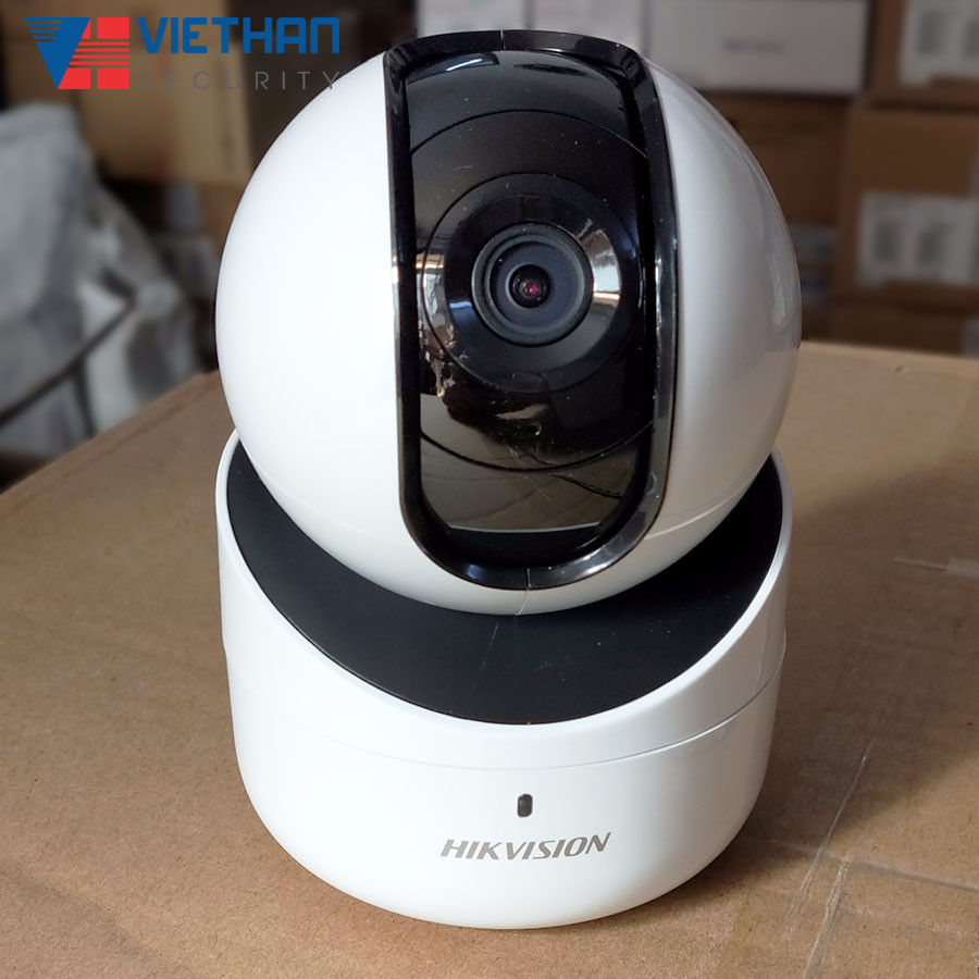 Camera đặt trong phòng khách để giám sát sinh hoạt gia đình, minh họa ứng dụng xoay 360 độ