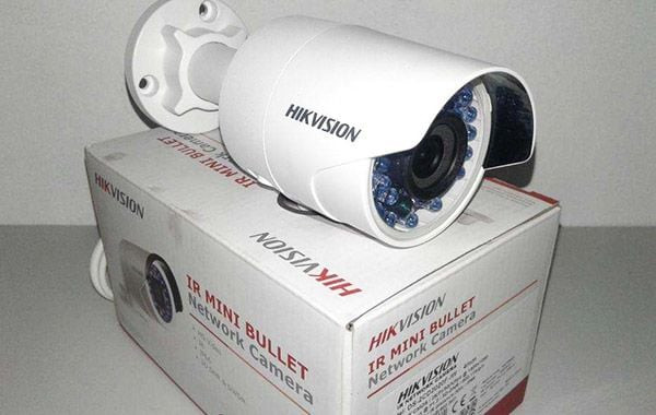 Hikvision DS-2CD2020F-I lắp đặt ngoài trời, kết nối PoE 802.3af, đảm bảo chống nước IP66