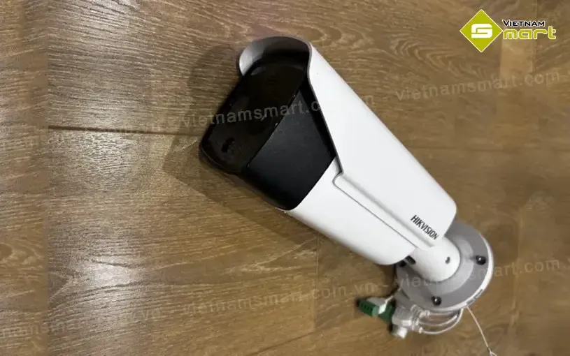 Minh họa vị trí lắp đặt camera ảnh nhiệt Hikvision trên tripod tại khu vực sảnh