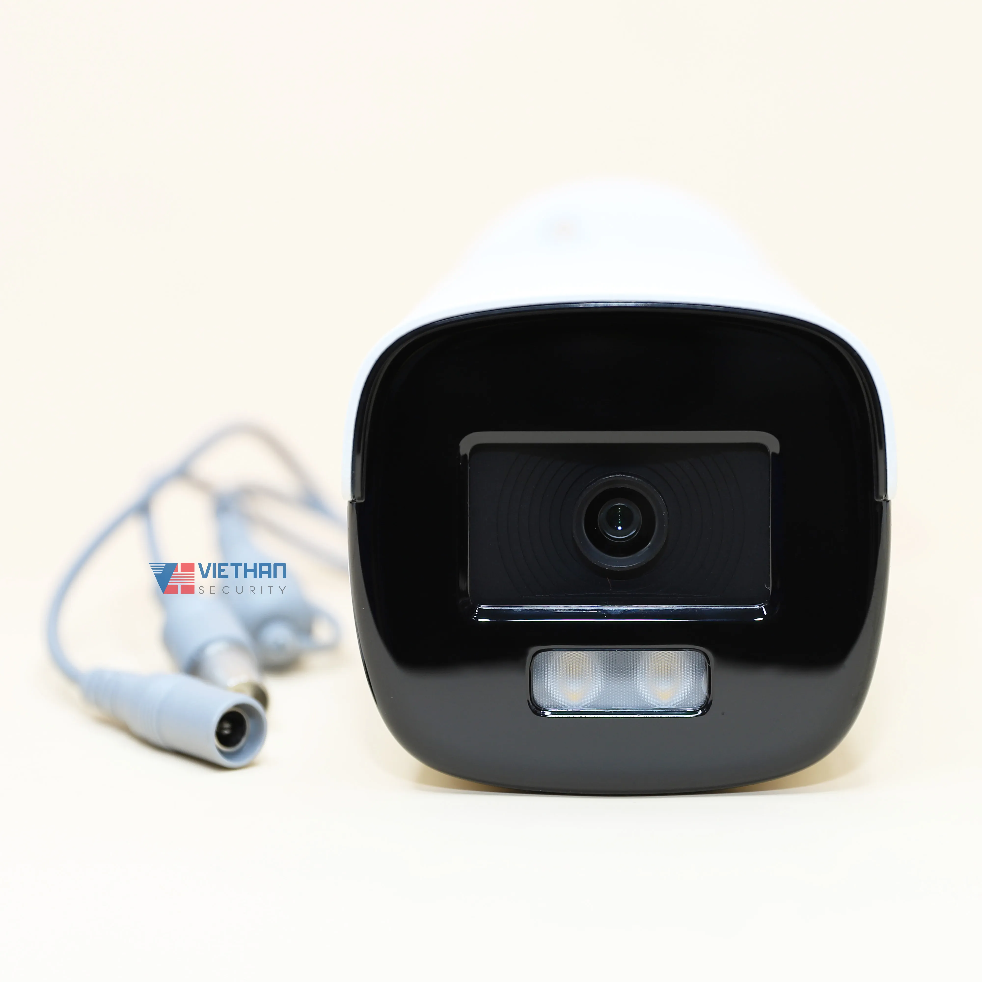 Góc nhìn mặt trước camera DS-2CE12DF0T-F, vỏ kim loại IP67, camera analog HD-TVI 2MP có đèn trợ sáng, phù hợp lắp đặt cửa hàng và nhà xưởng